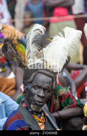 Un aîné de Karomojong dans un couvre-chef traditionnel à Kotido, Karamoja Ouganda Banque D'Images