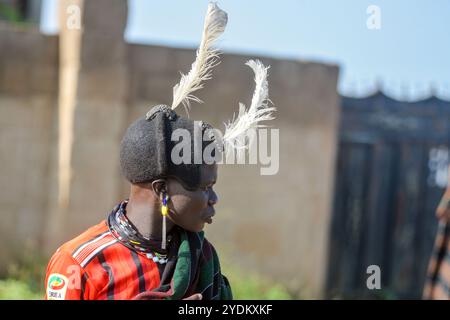 Un homme traditionnel Karimojong dans un casque culturel à Kotido, Karamoja Ouganda Banque D'Images