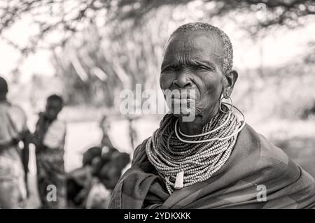 Portrait d'une vieille femme Pokot à Amudat Karamoja, Ouganda Banque D'Images