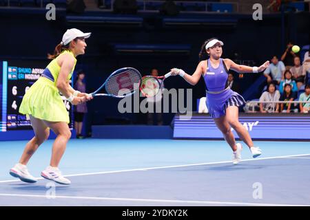 Tokyo, Japon. 27 octobre 2024. ERI HOZUMI (bleu) et Shuko AOYAMA en action contre Ena SHIBAHARA et Laura SIEGEMUND lors du double final match du Toray Pan Pacific Open Tennis Tournament 2024 posent pour les caméras lors de la cérémonie de remise des prix au Ariake Coliseum. Aoyama et Hozumi gagnent 6-4, 7-6 (image crédit : © Rodrigo Reyes Marin/ZUMA Press Wire) USAGE ÉDITORIAL SEULEMENT! Non destiné à UN USAGE commercial ! Banque D'Images
