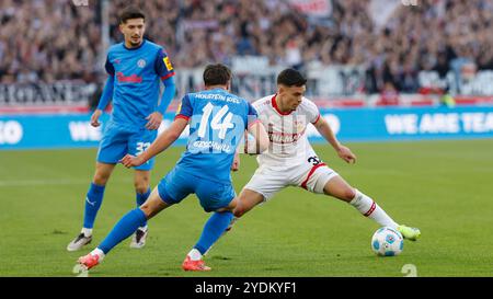 GER, Stuttgart, 1. Bundesliga, football, VfB Stuttgart - Holstein Kiel, MHP Arena, 26 octobre 2024, match de championnat, 8e journée, hommes, saison 2024/25, de gauche à droite Max Geschwill (Holstein Kiel, 14) et Fabian Rieder (VFB Stuttgart, 32), LA RÉGLEMENTATION DFL INTERDIT TOUTE UTILISATION DE PHOTOGRAPHIES COMME SÉQUENCES D'IMAGES ET/OU QUASI-VIDÉO. Crédit : HMB Media/Heiko Becker/Alamy Live News Banque D'Images