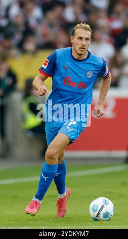 Stuttgart, Allemagne. 26 octobre 2024. GER, Stuttgart, 1. Bundesliga, football, VfB Stuttgart - Holstein Kiel, MHP Arena, 26 octobre 2024, match de championnat, 8e journée, hommes, saison 2024/25, Timo Becker (Holstein Kiel, 17), LA RÉGLEMENTATION DFL INTERDIT TOUTE UTILISATION DE PHOTOGRAPHIES COMME SÉQUENCES D'IMAGES ET/OU QUASI-VIDÉO. Crédit : HMB Media/Alamy Live News Banque D'Images