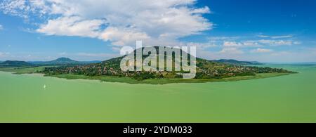 Vue panoramique sur Badacsony, la plus haute montagne du bassin de Tapolca, qui prend sa source sur la rive nord du lac Balaton près de Badacsonytomaj Banque D'Images