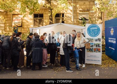 Dnipro, oblast de Dnipropetrovsk, Ukraine. 26 octobre 2024. Des membres de la mission humanitaire Proliska apportent de l’aide aux victimes de l’attaque de missiles russes le 26 octobre 2024 à Dnipro, en Ukraine. Comme l'a signalé l'administration militaire régionale, cinq personnes, dont un enfant, ont été tuées à la suite de l'attaque de nuit aux missiles. Plus de 20 personnes ont été blessées. (Crédit image : © Den Polyakov/ZUMA Press Wire) USAGE ÉDITORIAL SEULEMENT! Non destiné à UN USAGE commercial ! Banque D'Images