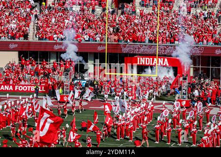 Indiana, États-Unis. 26 octobre 2024. Les Hoosiers de l'Indiana courent sur le terrain avant un match de football de la NCAA contre l'Université de Washington au Memorial Stadium de Bloomington, Indiana. Les Hoosiers battent les Huskies 31-17. (Photo de Jeremy Hogan/SOPA images/Sipa USA) crédit : Sipa USA/Alamy Live News Banque D'Images