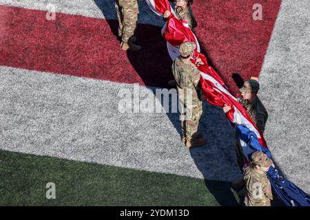 Indiana, États-Unis. 26 octobre 2024. L'Indiana University Army ROTC hissait le drapeau américain lors d'un match de football de la NCAA contre l'Université de Washington au Memorial Stadium de Bloomington, Indiana. Les Hoosiers battent les Huskies 31-17. (Photo de Jeremy Hogan/SOPA images/Sipa USA) crédit : Sipa USA/Alamy Live News Banque D'Images