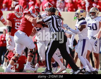 Indiana, États-Unis. 26 octobre 2024. Un officiel arrête une bagarre entre l'université de l'Indiana et Washington lors d'un match de football de la NCAA au Memorial Stadium de Bloomington, Indiana. Les Hoosiers battent les Huskies 31-17. (Photo de Jeremy Hogan/SOPA images/Sipa USA) crédit : Sipa USA/Alamy Live News Banque D'Images