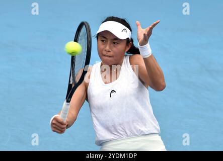 Hong Kong, Chine. 27 octobre 2024. Carol Zhao frappe un retour dans le match de qualification en simple féminin entre Carol Zhao, du Canada, et Gao Xinyu, de Chine, au WTA250 Hong Kong Tennis Open à Hong Kong, Chine du Sud, 27 octobre 2024. Crédit : LO Ping FAI/Xinhua/Alamy Live News Banque D'Images