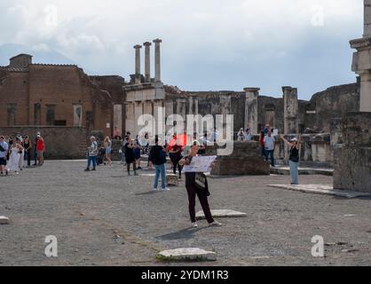 Touristes et groupes touristiques lors d'une visite au forum - site archéologique de Pompéi, Campanie, Italie Banque D'Images