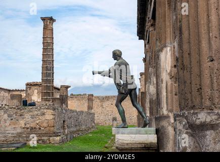 Une statue en bronze d'Apollon comme un archer dans le temple d'Apollon avec le volcan Vésuve en arrière-plan, Pompéi, Italie. Banque D'Images