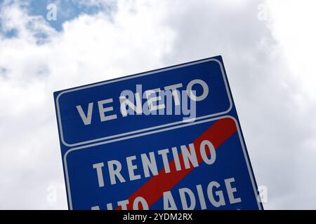 19 septembre 2024, Italie, Arabba Livinallongo Del Col Di Lana : un panneau avec l'inscription 'Veneto' peut être vu sur le Passo Pordoi près d'Arabba Livinallongo del Col di Lana dans la province de Belluno, région de Vénétie en Italie. La Vénétie est une région du nord-est de l'Italie qui s'étend des Dolomites à la mer Adriatique. Photo : Matthias Balk/dpa Banque D'Images