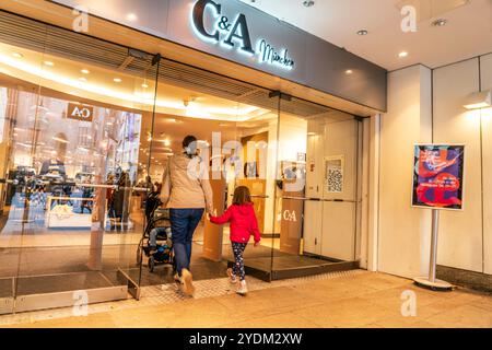 C&A filiale in der Kaufingerstraße, München, Oktober 2024 Deutschland, München, Oktober 2024, Oktober C&A filiale in der Kaufingerstraße, Modegeschäft, Fußgängerzone, Einkaufsstraße in der Innenstadt, diese C&A-filiale zieht Mitte November innerhalb der Fußgängerzone um, Modehandel, Einzelhandel, Geschäfte, Wirtschaft, Konjunktur, Rezession, Herbst, Bayern, *** C A store in Kaufingerstraße, Munich, octobre 2024 Allemagne, Munich, octobre 2024, C Un magasin à Kaufingerstraße, magasin de mode, zone piétonne, rue commerçante dans le centre-ville, ce C Un magasin se déplace dans la zone piétonne à mi-Novem Banque D'Images