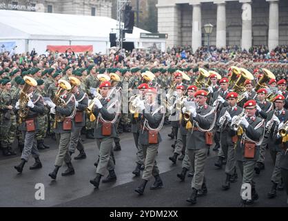 Vienne, Autriche. 26 octobre 2024. Un orchestre militaire se produit lors des célébrations de la fête nationale autrichienne à Vienne, Autriche, le 26 octobre 2024. Crédit : HE Canling/Xinhua/Alamy Live News Banque D'Images