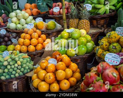 Marché aux fruits à Madère, variété de fruits et légumes Banque D'Images