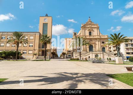 Place centrale avec la paroisse de San Bartolomeo Apostolo, l'église mère d'Ispica, province de Raguse, dans l'est de la Sicile, Italie Banque D'Images