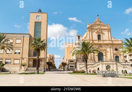 Place centrale avec la paroisse de San Bartolomeo Apostolo, l'église mère d'Ispica, province de Raguse, dans l'est de la Sicile, Italie Banque D'Images