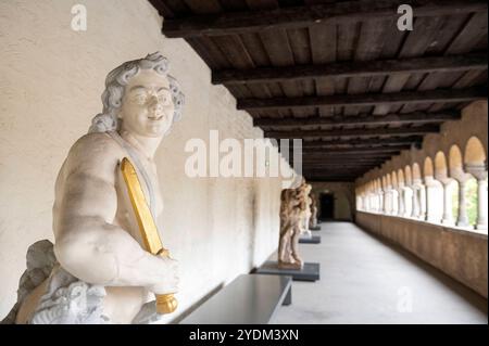 Trèves Allemagne 3 octobre 2024 Stadtmuseum Simeonstift Trèves. Galeries autour de la cour centrale. Statues le long des galeries. nb. Photo prise avec la permission du personnel du musée après avoir montré la carte de presse. Banque D'Images
