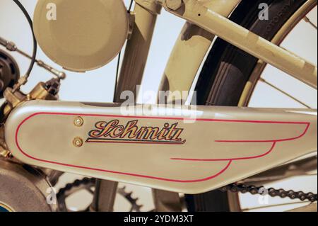 Trèves Allemagne 3 octobre 2024 Stadtmuseum Simeonstift Trèves. Moto de la gebr. Schmitz Fahrzeugfabrik, Trèves. nb. Photo prise avec la permission du personnel du musée après avoir montré la carte de presse. Banque D'Images