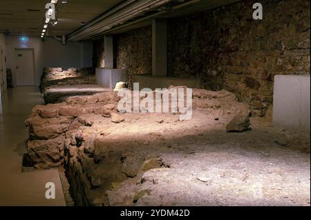 Trèves Allemagne 3 octobre 2024 Stadtmuseum Simeonstift Trèves. Historische Statdmauer. Murs historiques de la ville au sous-sol. nb. Photo prise avec la permission du personnel du musée après avoir montré la carte de presse. Banque D'Images