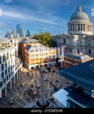 Vue sur la place Paternoster et le monument du Grand feu avec la cathédrale Saint-Paul et les gratte-ciel de la ville de Londres au loin Banque D'Images