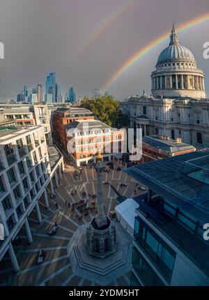 Un double arc-en-ciel et Paternoster Square, le monument du Grand feu et la cathédrale Saint-Paul et les gratte-ciel de la ville de Londres Banque D'Images