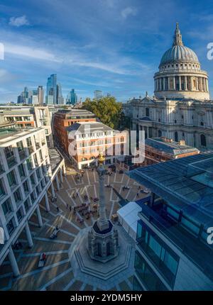 Vue sur la place Paternoster et le monument du Grand feu avec la cathédrale Saint-Paul et les gratte-ciel de la ville de Londres au loin Banque D'Images