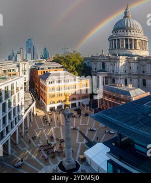 Un double arc-en-ciel et Paternoster Square, le monument du Grand feu et la cathédrale Saint-Paul et les gratte-ciel de la ville de Londres Banque D'Images