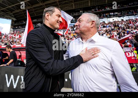 Utrecht, pays-Bas. 27 octobre 2024. Utrecht - entraîneur de Feyenoord Brian Priske, entraîneur du FC Utrecht Ron Jans lors de la dixième manche de la saison Eredivisie 2024/2025. Le match se déroule entre le FC Utrecht et Feyenoord au Stadion Galgenwaard le 27 octobre 2024 à Utrecht, aux pays-Bas. Crédit : Box to Box Pictures/Alamy Live News Banque D'Images
