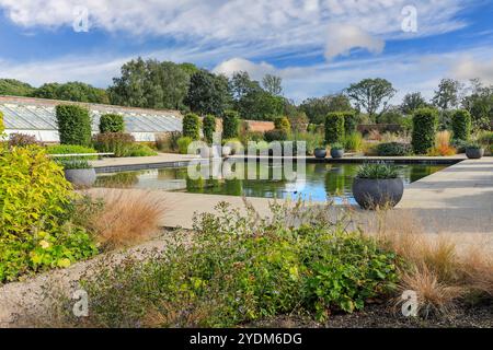 The Pond in the Paradise Garden au RHS Garden Bridgewater Gardens, Worsley à Salford, Greater Manchester, Angleterre, Royaume-Uni Banque D'Images