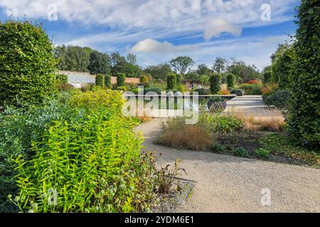 The Pond in the Paradise Garden au RHS Garden Bridgewater Gardens, Worsley à Salford, Greater Manchester, Angleterre, Royaume-Uni Banque D'Images