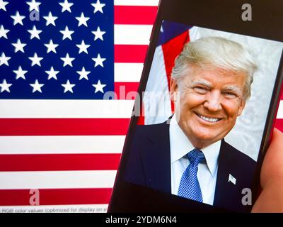 New York, New York, États-Unis. 27 octobre 2024. Le portrait officiel à la Maison Blanche du président Donald Trump devant un drapeau américain des États-Unis, avec des experts démocrates qualifiant Trump de «fasciste». Trump a récemment parlé sur le podcast de Joe Rogan. L'élection présidentielle américaine de 2024 est marquée par une concurrence intense et des questions importantes. Les sujets clés comprennent l'économie, les soins de santé et l'immigration. Les discussions économiques portent sur l'inflation, la création d'emplois et les politiques de croissance durable. Les débats sur les soins de santé tournent autour de l'abordabilité et de l'accessibilité des soins médicaux Banque D'Images