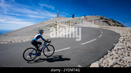 Vue panoramique d'une cycliste de route femme qui monte jusqu'au sommet du Mont Ventoux, Provence, France. Banque D'Images