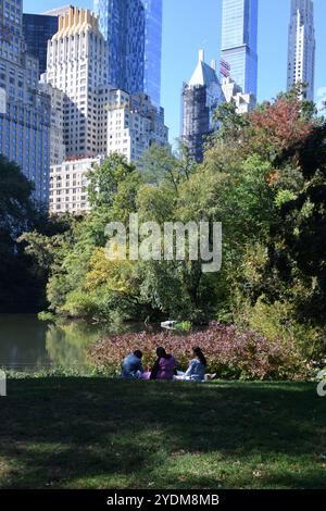Les gens se détendent sur l'herbe dans la relative tranquillité de Central Park New York octobre 2024 Banque D'Images
