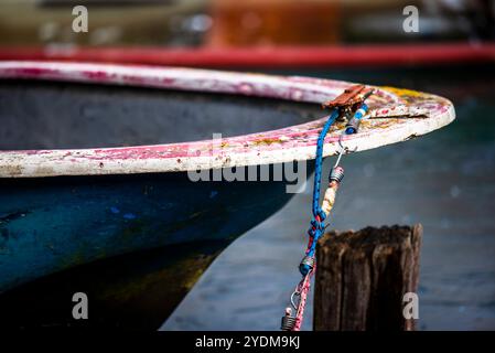 Gros plan de parties de petits bateaux de pêche abandonnés et couverts de mousse dans les eaux gelées du lac Fimon à Vicence Banque D'Images