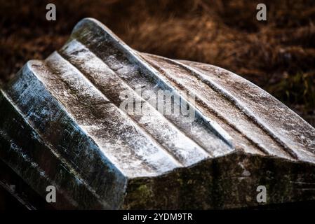 Gros plan de parties de petits bateaux de pêche abandonnés et couverts de mousse dans les eaux gelées du lac Fimon à Vicence Banque D'Images