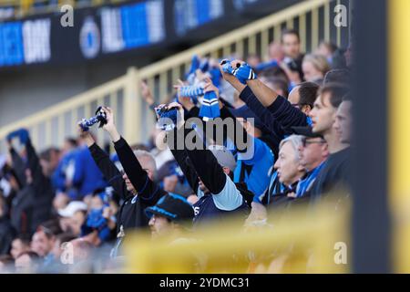 Bruges, Belgique. 27 octobre 2024. Les supporters du club en photo avant un match de football entre le Club Brugge et le RSC Anderlecht, dimanche 27 octobre 2024 à Bruges, le jour 12 de la saison 2024-2025 de la première division du championnat belge 'Jupiler Pro League'. BELGA PHOTO KURT DESPLENTER crédit : Belga News Agency/Alamy Live News Banque D'Images