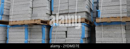 Plaques d'isolation en mousse de béton sur palettes dans l'entrepôt Banque D'Images