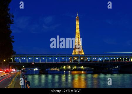 La vue de la Tour Eiffel illuminée et de la Seine avec le pont Bir-Hakeim en arrière-plan à Paris France Banque D'Images