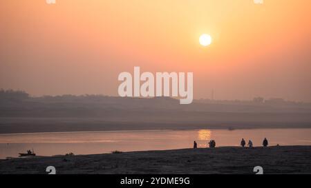 Belle vue sur le lever du soleil sur la rivière. Reflet du soleil dans l'eau de la rivière. Beaux matins les gens voient la beauté de la rive de la rivière Banque D'Images