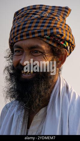 Le sourire d'un homme heureux au Bangladesh. Photo d'un vieil homme sur la rive d'un visage de Smiley - prise le 17 mars 2022 depuis Kushtia, Bangladesh. Banque D'Images