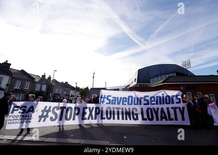 Les supporters protestent en tenant une bannière de l'ASL indiquant « Stop Exploiting Loyalty » avant le match de premier League à Selhurst Park, Londres. Date de la photo : dimanche 27 octobre 2024. Banque D'Images