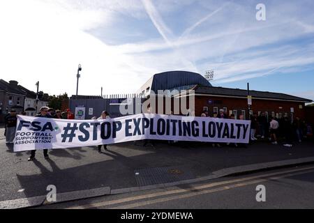 Les supporters protestent en tenant une bannière de l'ASL indiquant « Stop Exploiting Loyalty » avant le match de premier League à Selhurst Park, Londres. Date de la photo : dimanche 27 octobre 2024. Banque D'Images