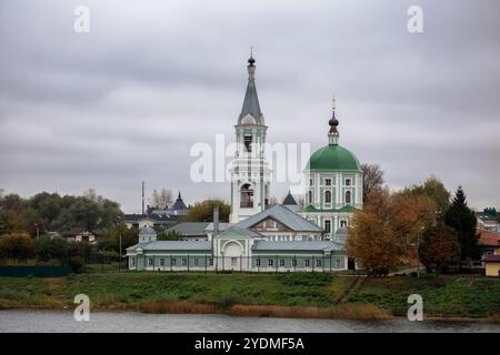 Vue du monastère de élaborCatherine sur la rive de la Volga, Tver, Russie Banque D'Images