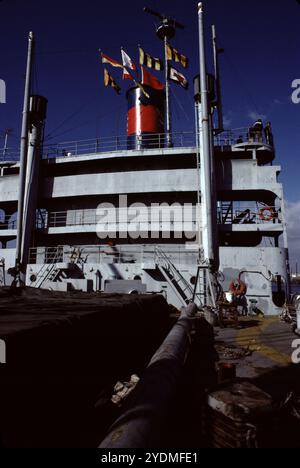 San Pedro, CA. États-Unis. 1983. Lane Victory a été construit à Los Angeles par la California Shipbuilding Corporation et lancé le 31 mai 1945. Lors de son premier voyage, le 27 juin 1945, Lane Victory transportait des fournitures de guerre dans le Pacifique. La War Shipping Administration confia les opérations du navire à l'American President Lines. Les marins marchands des États-Unis exploitaient le navire. La Garde armée de la marine des États-Unis, qui pilotait les canons du navire, travaillait comme signaleur et radiomène. Il effectue deux croisières dans le Pacifique, à partir du 10 juillet 1945, à destination de l'île de Manus, et la seconde à partir du 30 août 1945, à destination de Guam, Saipan Banque D'Images