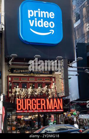 Panneaux d'affichage de publicité électronique à Times Square, NYC, États-Unis, 2024 Banque D'Images