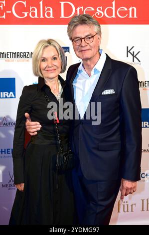 Peter Escher mit Ehefrau Ulrike BEI der 16. Hope Gala 2024 im Schauspielhaus. Dresde, 26.10.2024 *** Peter Escher avec sa femme Ulrike au 16 Hope Gala 2024 au Schauspielhaus Dresde, 26 10 2024 Foto:XM.xWehnertx/xFuturexImagex Hope 4006 Banque D'Images