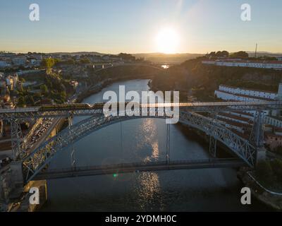 Porto City, le fleuve Douro et le pont Dom Luis I avec tramway au lever du soleil. Vue aérienne Banque D'Images