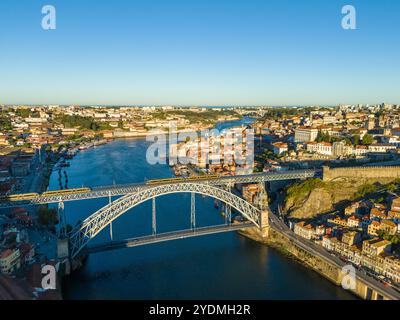 Porto City, le fleuve Douro et le pont Dom Luis I avec tramways le matin. Vue aérienne Banque D'Images