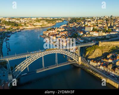 Porto City, le fleuve Douro et le pont Dom Luis I avec Tram dans la matinée. Vue aérienne Banque D'Images