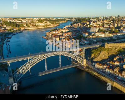 Porto City, le fleuve Douro et le pont Dom Luis vide le matin. Vue aérienne Banque D'Images